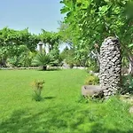 Spacious Mansion In Near Sea בית נופש
