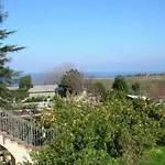 Spacious Mansion In Near Sea בית נופש