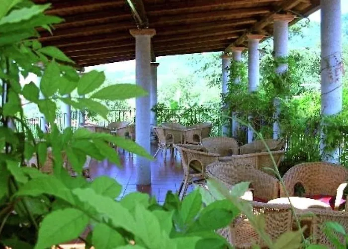 Semesterbostad Spacious Mansion In Near Sea Parghelia