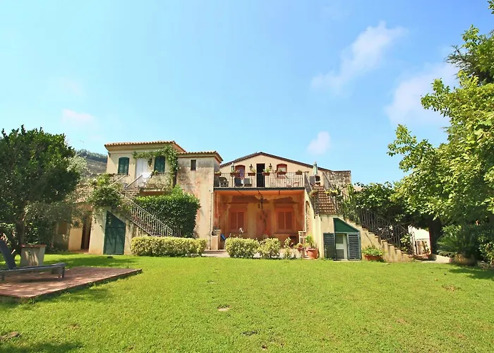Nyaraló Spacious Mansion In Near Sea